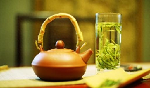 秋季喝什么茶好？绿茶清热、红茶暖胃，搭配牛奶和柑橘更有好处